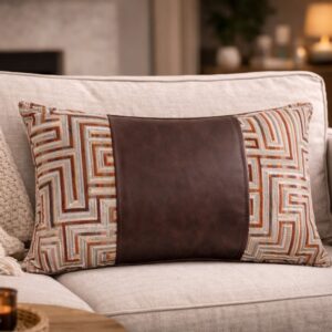 Poduszka dekoracyjna ze skórzanym pasem